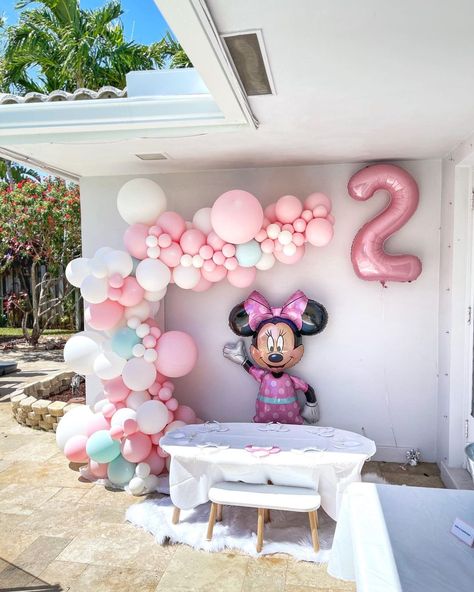 Dania | South Florida Balloons on Instagram: “When you’re turning 2 and love Minnie! But in pink, of course 💕 Happy Birthday, sweet Kenley! 🥳 Even if you’re keeping things small, the…” Pink Minnie Mouse Balloon Garland, Minnie Birthday Balloons, Small Minnie Mouse Party, Oh Twodles Birthday Balloon Arch, Oh Twodles Balloon Arch, Simple Minnie Mouse Party Decorations, Minnie Mouse Toddler Birthday, Minnie Themed Birthday Party, Oh Twodles Birthday Decorations