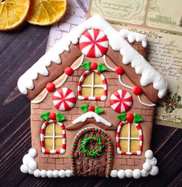 Christmas Gingerbread House Art, Mini Gingerbread House Ideas Decoration, Christmas Cookie House Decorating Ideas, Gingerbread Houses Decorating, Fondant Gingerbread House, North Pole Gingerbread House Ideas, Gingerbread Cookies House, Christmas House Cookies Decorated, Gingerbread Designs Ideas