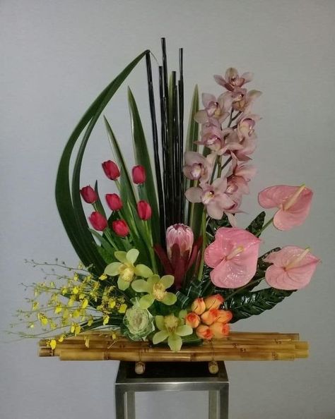 Floral Vase Arrangements, Japanese Flower Arrangement, Fresh Flower Arrangement, Arreglos Ikebana, Tropical Flower Arrangements, Spring Flower Arrangements, Corporate Flowers, Flower Arrangement Designs, Ikebana Arrangements