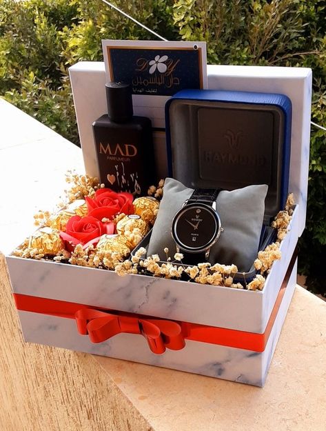 Men Gift Box Ideas Birthday, Gift Package For Boyfriend, Eidi For Him Ideas, Gift Hampers For Men Birthdays, Birthday Gift Box Ideas For Men, Gift Box Ideas For Men Creative, Birthday Gifts For Boyfriend Ideas, Gifts For Boyfriend Ideas, Hampers For Men