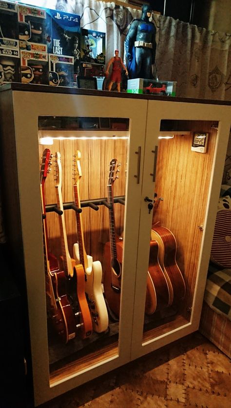 Diy Guitar Cabinet, Guitar Storage Ideas, Guitar Room Ideas, Guitar Organization, Guitar Wall Display, Guitar Storage Cabinet, Guitar Display Wall, Customized Guitar, Guitar Display Case