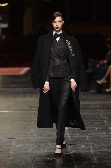 Dolce Gabbana Alta Moda, Suit Styles, Androgynous Style, Dolce E Gabbana, Formal Attire, Inspiration Mode, Suit Fashion, Vogue Paris, Suit And Tie