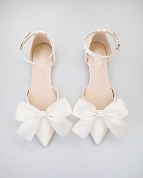 Cute Wedding Shoes Flats, Elegant Wedding Flats, Flat White Wedding Shoes, Cute Wedding Flats, White Wedding Flats, White Lace Wedding Shoes, 30a Elopement, Flat Wedding Shoes For Bride, Wedding Shoes With Bow