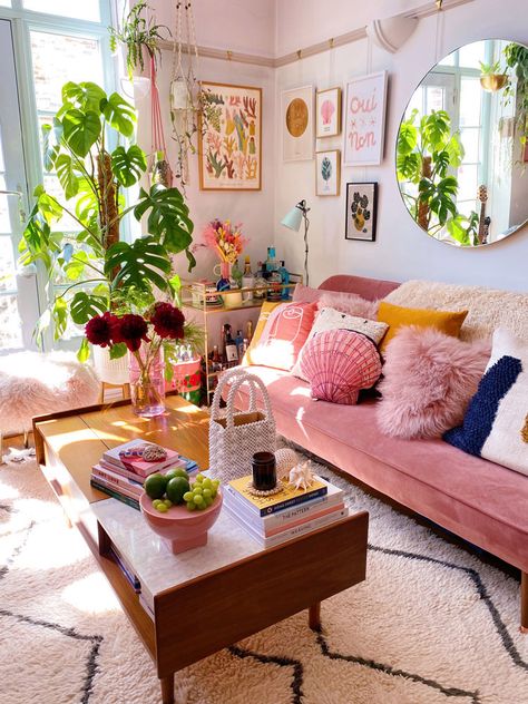 Maximalist Cottagecore Living Room, Colorful Contemporary Interior Design, Colourful Bedroom Aesthetic, Chic Maximalism, Interior Design Eclectic, Aesthetic Eclectic, Maximalist Interior Design, Retro Apartment, Maximalist Interior