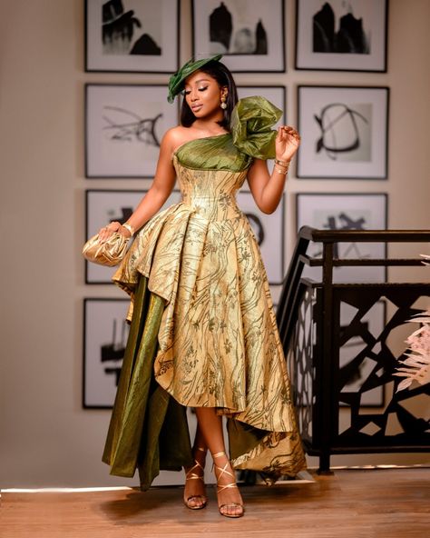 Latest series of stunning and elegant asoebi styles - Kadosh.ng Brocade Outfits Classy, Elegant Asoebi Styles, Dinner Gowns Classy, Decent Outfits, English Dress, Dinner Gowns, Mama Africa, Short Dress Styles, Latest Series