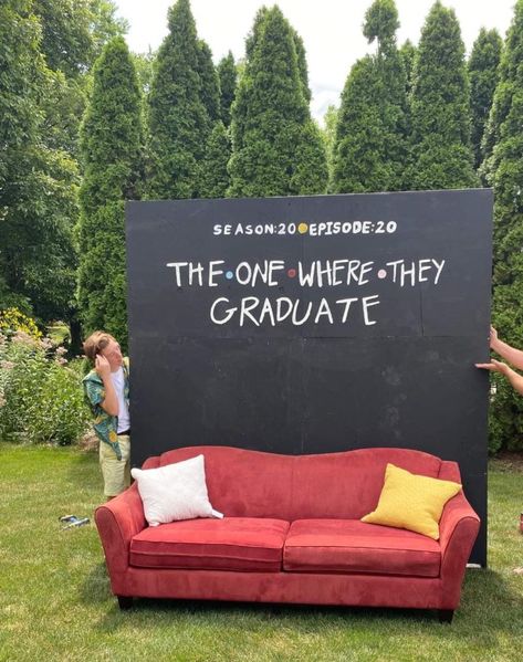 Party Decor Graduation, Grad Party Outside Graduation Ideas, Party Theme Graduation, Grad Party Ideas Themes, Best Friend Graduation Party Ideas, Project Graduation Themes, All Night Grad Party Themes, Friends The One Where They Graduate, Graduation Themed Party