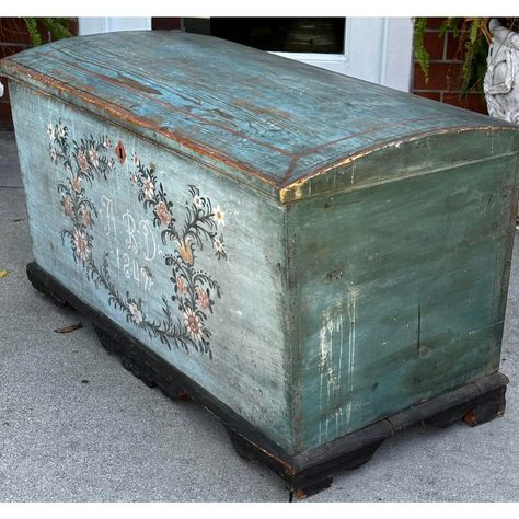 Painted Hope Chest, Rustic Painted Furniture, Chest Trunk, Painted Trunk, Dresser Ideas, Antique Folk Art, Trunks And Chests, Old Chest, Cedar Chest