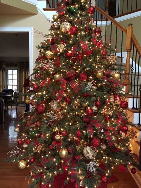 Classy Red Christmas Decor, Red Christmas Tree Ribbon, Red And Gold Christmas Decor Ideas, Christmas Tree Ideas Classic, Tradition Christmas Tree, Traditional Red Christmas Tree, Christmas Traditional Decorations, Gold And Red Christmas Tree Decorations, Traditional Christmas Tree Red And Gold