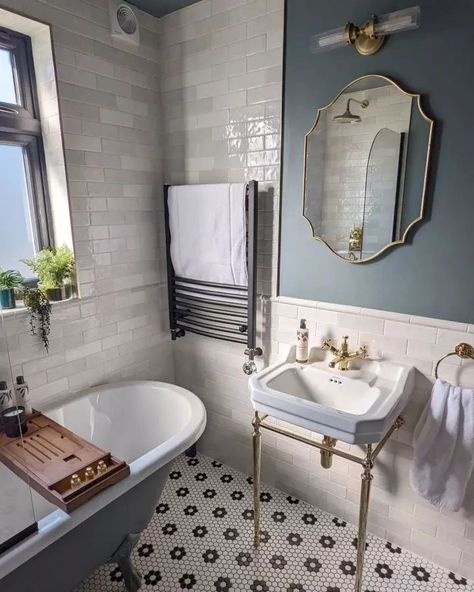 Victorian House Bathroom, Modern Victorian Bathroom, Parisian Bathroom, Victorian Style Bathroom, Victorian Bathroom, Cottage Bathroom, Bathroom Suite, Vintage Bathrooms, Upstairs Bathrooms