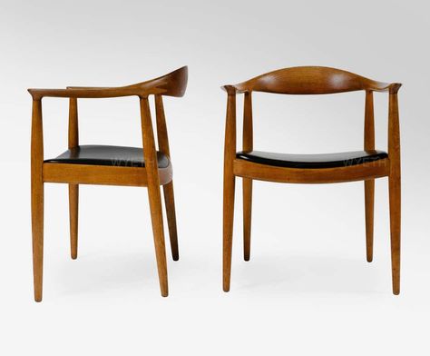 Hans J. Wegner Round Chair | 1stdibs Wegner Chair, Scandinavian Style Furniture, Modern Scandinavian Interior, Vintage Furniture Design, Minimalist Chair, Kitchen Table Chairs, Classic Furniture Design, Modern Side Chairs, Hans J Wegner