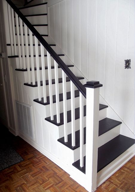 Black and White Painted Staircase | Chapter37 on Remodelaholic.com #makeover #stairs Stairs Painted White, Painted Staircase, Black Stair Railing, Stairs Makeover Design, Black And White Stairs, Stairs Makeover Ideas, درج السلم, Stairs Renovation, Rustic Stairs