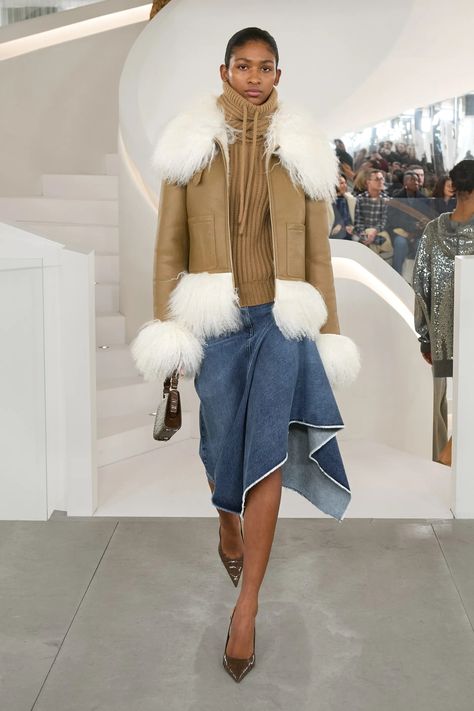 Michael Kors Collection Fall 2024 Ready-to-Wear Collection | Vogue Michael Kors Fall, Cashmere Hoodie, Power Dressing, Nova York, Michael Kors Collection, Fall 2024, Striped Linen, Black Jacket, New York Fashion Week