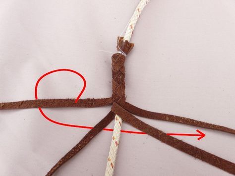 Braided mandolin strap Here is how to make of a leather strap for a bluegrass style mandolin. The main part has a round section, braided with 4 flat strands. The end on the bottom side has a flat sec ... read more ... Rawhide Braiding, Leather Tutorial, Diy Leather Bracelet, Diy Leather Projects, Woman Bag, Round Leather, Braided Strap, Leather Projects, Mandolin