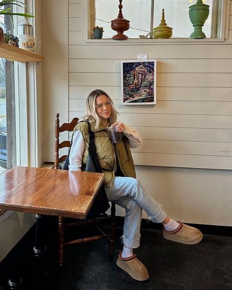 Coffee Shop Outfit Winter, Corner Coffee Shop, Coffee Shop Vibes, Style Parisian Chic, Corner Coffee, Vibes Outfit, Pinterest Style, Winter Coffee, Coffee Corner