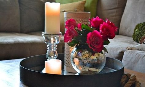 coffee table decorations and centerpieces with flowers Romantic Living Room, Flowers And Candles, Dining Ideas, Coffee Table Tray, Coffee Table Styling, Simple Table, Round Tray, Tray Table, Deco Table