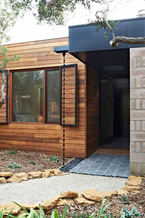 14 Modern Homes That Use Rain Chains To Divert Water // A chunky black chain carries rain water into a bed of rock at the front door of this home creating an industrial look as you walk in. Modern Rain Chains, House Foundation, Exterior Modern, Rain Chain, Shutters Exterior, Modern Beach House, Modern Exterior, Design Case, Beach House Decor