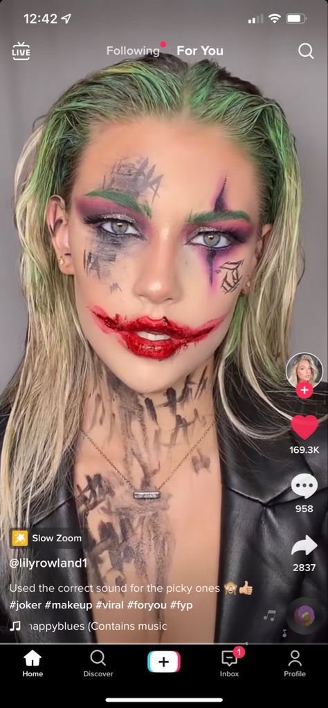 Joker Tattoos Costume, Joker Hair Female, Hot Joker Makeup, Joker Hairstyle Women, Jared Leto Joker Costume Female, Joker Suide Squad Costumes, Joker Costume Aesthetic, Joker Women Makeup, Special Effects Makeup Ideas Creative