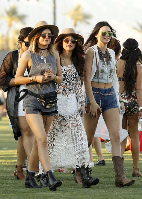 Selena Gomez teams up with some surprising new friends at Coachella Kylie Jenner Coachella Outfits, Selena Gomez Coachella, Celebs At Coachella, Kylie Jenner Coachella, Kylie Jenner Selena Gomez, Coachella Accessories, Moda Coachella, Kendall E Kylie, Kendall Y Kylie Jenner