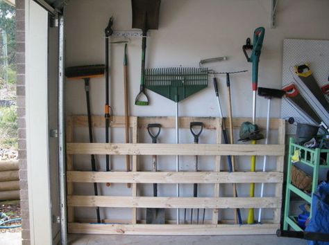 Make your rakes easy to grab when you need to clean up some autumn leaves by nailing old pallets to your garage wall. | 7 Easy Organizing Tricks You'll Actually Want To Try Rinnovo Garage, Rifacimento Garage, Officine In Garage, Diy Rangement, Shed Organization, Garage Storage Solutions, Tool Storage Diy, Garage Organize, Garage Remodel