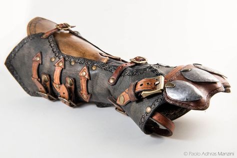 Larp Fashion, Assassin's Creed Syndicate, Leather Gauntlet, Steampunk Gadgets, Fantasy Outfits, Assassins Creed Syndicate, Armor Clothing, Armadura Medieval, Leather Armor