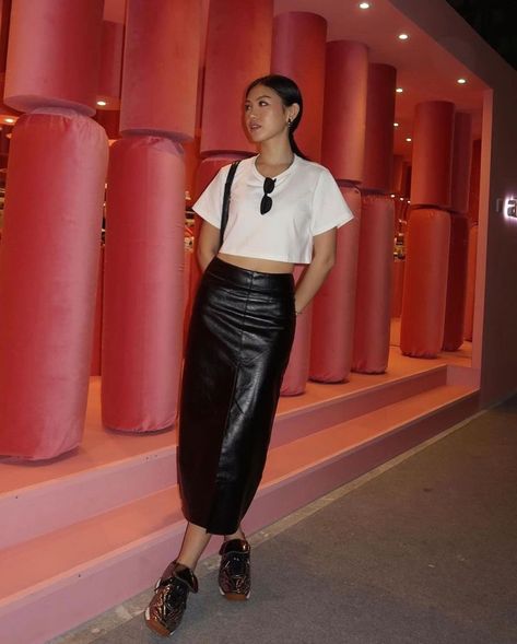 15 Best Leather Skirt Outfit Ideas You'll Love Wearing - The Wandering Girl Long Faux Leather Skirt Outfit, Styling Leather Skirt, Leather Long Skirt Outfit, Long Leather Skirt Outfit, Faux Leather Skirt Outfit, Leather Skirt Outfit Ideas, Maxi Leather Skirt, Red Leather Mini Skirt, Leather A Line Skirt