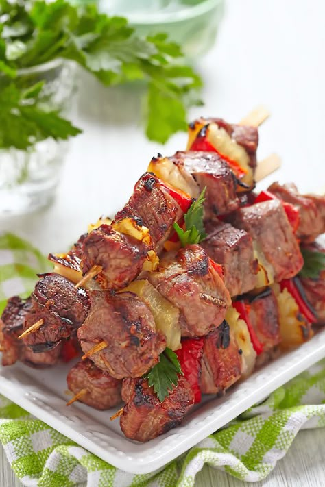 Vous vous demandiez comment cuire des brochettes de boeuf au four et combien de temps les laisser ? Tout est là ! Hawaiian Chicken Kabobs, Sausage Kabobs, Pork Kabobs, Pork Kebabs, Braised Chicken Breast, Beef Kebabs, Minced Pork, Beef Kabobs, Vegan Grilling