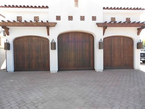 Garage doors without windows can still have plenty of style! Spanish Revival Architecture, Spanish Exterior, Garage Door Decor, Spanish Revival Home, Spanish Home Decor, Modern Garage Doors, Spanish Decor, Modern Garage, Mexican Home