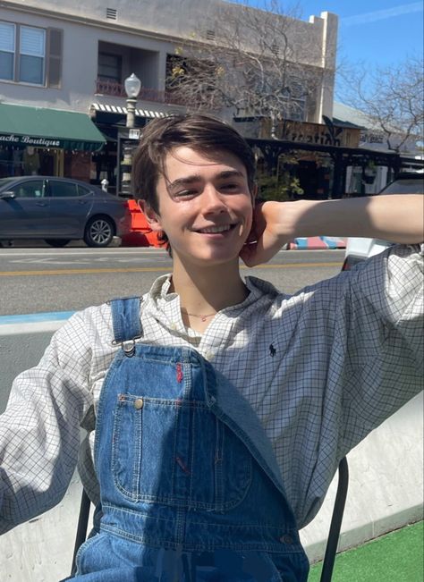 Boys In Overalls, Black Hair Anime Guy, Overall Men, Men's Dungarees, Spring Outfits For School, Bar Outfits, Grandpa Style, Overalls Fashion, Gay Outfit