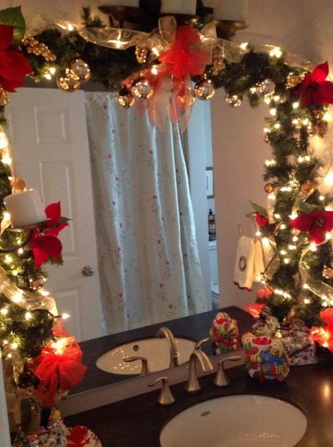 Hallway Christmas Decorating Ideas Home, Grinch Christmas Decorations Bathroom, Xmas Bathroom Decor Ideas, Christmas Mirror Decorations Ideas, Grinch Bathroom Decor, Christmas Bathrooms, Christmas Bathroom Ideas, Christmas Hallway Decorations, Christmas Bathroom Decorations