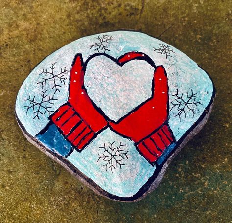 Holiday Painted Rocks Ideas, Rock Painting Heart Ideas, Christmas Stones Rock Art, Painted Rocks Christmas Theme, Winter Painted Rocks Ideas, Winter Painted Rocks, Christmas Rocks Painted Ideas, Easy Rock Art, Stone Painting Christmas