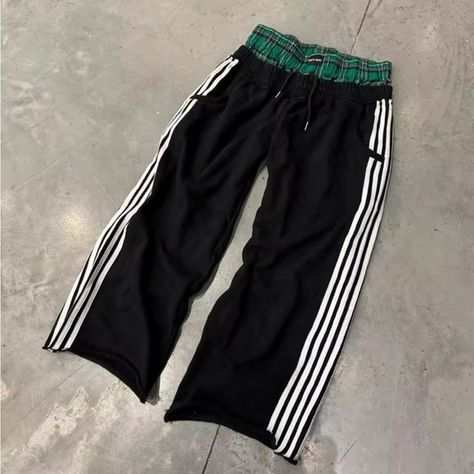 Shop zomb1ie's closet or find the perfect look from millions of stylists. Fast shipping and buyer protection. black heavyweight boxer joggers/sweatpants with distressed ends Boxer Sweatpants, Baggy Sweatpants Outfit, Y2k Joggers, Sweats Men, Retro Fashion Mens, Baggy Joggers, Striped Pants Women, Baggy Sweater, Loose Sweatpants