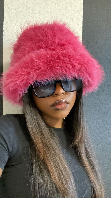 Faux Bucket Hat Outfit, Fur Bucket Hat Outfit Black Women, Pink Fur Hat, Layered Outfits Fall, Fur Hat Outfit, Fashion Outfits Autumn, Tatuaje Studio Ghibli, Fuzzy Bucket Hat, Fur Hats