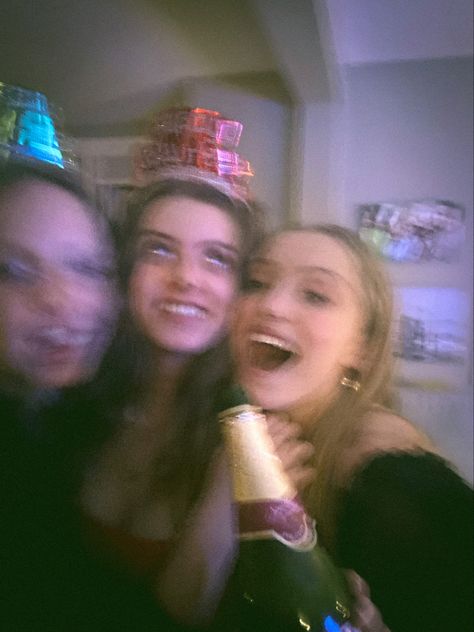 New Year’s Eve Pose Ideas, Nye Party Pictures, New Years Eve Post Instagram, New Years Eve Birthday Party Ideas, New Years Post Instagram Ideas, New Years Party Teenagers, New Years Aesthetic Pictures, New Years Friends Party, New Year’s Eve Pics