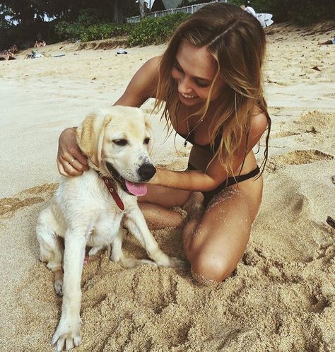 Alexis Ren Alexis Ren, Cooler Look, Dog Walker, Beach Girl, Girls Best Friend, Animals Friends, Dog Pictures, Dog Life, Dog Love