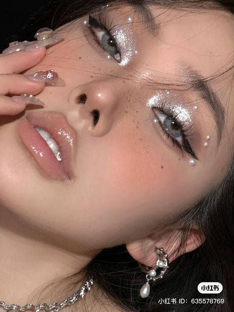 Xiaohongshu Makeup, Silvester Make Up, Maquillage On Fleek, Concert Makeup, Rhinestone Makeup, Cute Eye Makeup, Smink Inspiration, Ethereal Makeup, Dope Makeup