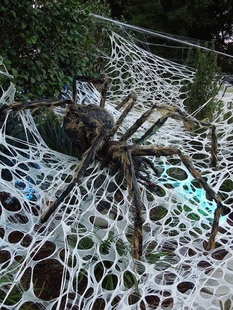 Yard Decorations Diy, Halloween Yard Decorations Diy, Halloween Decorations Party Scary, Halloween Yard Displays, Halloween Yard Signs, Cheap Diy Halloween Decorations, Halloween Yard Art, Scary Haunted House, Halloween Spider Decorations