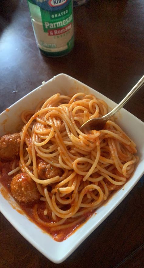 Spaghetti And Meatballs Aesthetic, Spaghetti Aesthetic, Foods Aesthetics, Food Cravings Aesthetic, Yummy Meatballs, Pasta With Meatballs, Hospital Food, Pasta Lunch, Eating Spaghetti