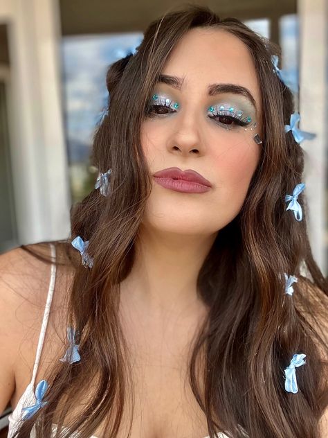 Blue Crystal Makeup, Mamma Mia Party Makeup, Blue Ribbon Hairstyle, Niall Horan Concert Makeup Ideas, Blue Rhinestone Makeup, Eye Makeup With Rhinestones, Niall Horan Inspired Outfits, Birthday Glam Makeup, Makeup Look Blue