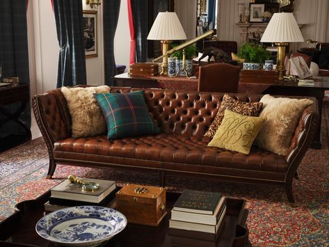 Vintage Ralph Lauren Aesthetic Home, Ralph Lauren Home Living Room, Ralph Lauren Interiors, English Sofa, Washington House, English Country Decor, Ashton Kutcher, Colonial Decor, Ralph Lauren Style