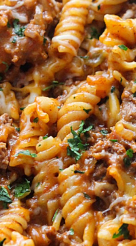 Taco Pasta ~ The flavors of tacos combined with pasta makes for a delicious meal that’s great for busy weeknights. Just 30 minutes until this one pot dish is on the table! Pasta Taco, Pasta Bakes, Hamburger Casseroles Recipes, New Recipes For Dinner, Ground Beef Pasta, Chicken Parmesan Pasta, Taco Pasta, Slow Cooker Tacos, Beef Pasta