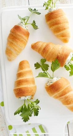 Stuffed Crescent Roll Carrots, Snacks Til Fest, Easter Brunch Recipes, Easter Appetizers, Easter Snacks, Easter Menu, Easter Brunch Food, Crescent Roll, Think Food