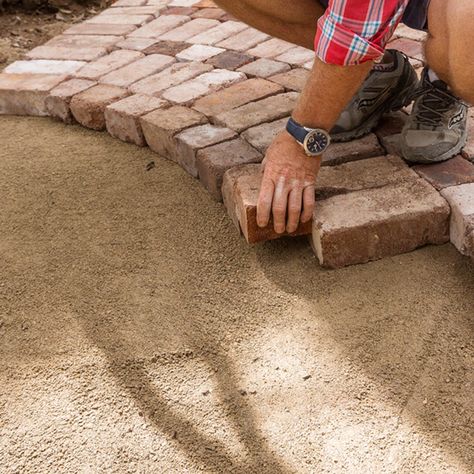 How to pave in a circle and transform your lawn | Better Homes and Gardens Brick Garden Rugs, Paving Garden, Paver Ideas, Steel Decor, Brick Garden Edging, Landscape Backyard, Backyard Walkway, Paver Designs, Paving Design