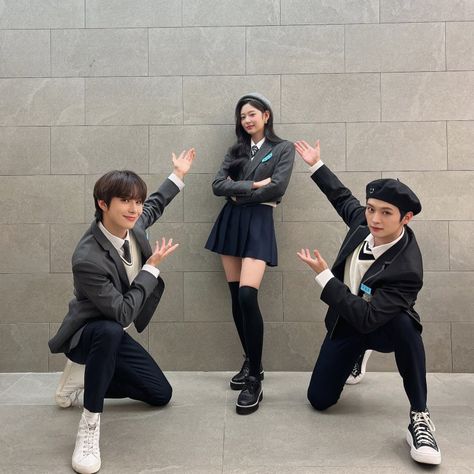 Photo Pose For 3 Friends, Kpop Trio Pics, K Pop Best Friends, Trio Standing Poses, Poses For 2 People Photo Ideas, Best Friends Trio Aesthetic, 6 Friends Pictures, 3 Friends Poses, 2 Best Friends Poses