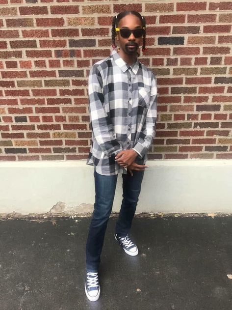 Girl dressed like snoop dog. What a legend Snoop Dog Outfits 90s, Snoop Dogg Costume Women, Celebrity Day Spirit Week Ideas Black, Snoop Dogg Costume Idea, Snoop Dog Halloween, Snoop Dogg Character, Snoop Dog Outfit, Snoop Dog Costume, Tupac Costume