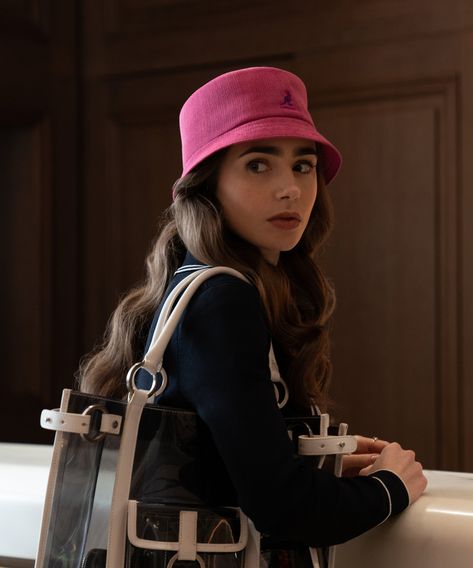 Berets, Bucket Hats & More Are Trending Thanks To Emily In Paris #refinery29 https://www.refinery29.com/en-us/2020/10/10096435/emily-in-paris-fashion-trends-bucket-hats-berets Paris Winter Outfits, Emily In Paris Lily Collins, Emily In Paris Fashion, Emily In Paris Outfits, Patricia Field, Paris Winter, Carlton Hotel, Paris Inspired, Stylish Winter Outfits