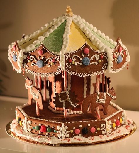 Gingerbread merry-go-round (South Africa), carousel (USA) Carousel Ideas, Jul Kaka, Rodjendanske Torte, Gingerbread House Recipe, House Cookies, Gingerbread House Designs, All Things Gingerbread, Gingerbread House Cookies, Gingerbread Village