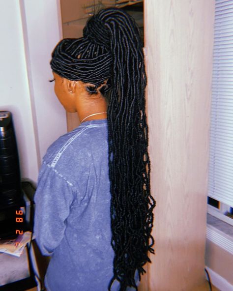 Locs GURU🦋 on Instagram: “#LOCSTYLES 😍😍💓 this bang and pony works BEST with Xtralong #SOFTLOCS but it can be done with the long length too🔥✨ #locstylesforwomen…” Locks Hair, Soft Locs, Loc Hairstyles, Faux Locs Hairstyles, African Hair Braiding Styles, Cute Braided Hairstyles, Braids Hairstyles Pictures, Cute Box Braids Hairstyles, Birthday Shoot