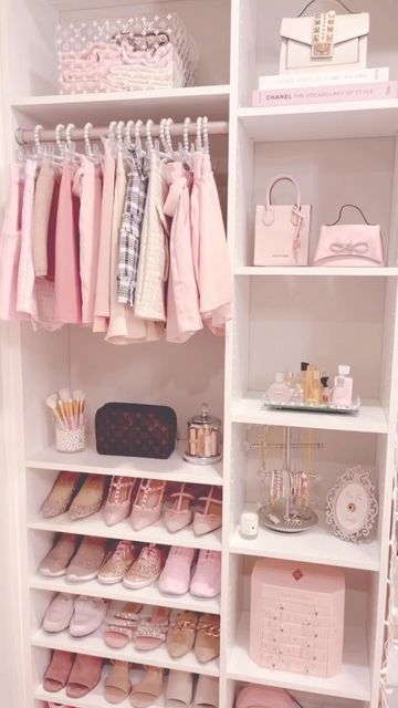 Walk In Closet Aesthetic Coquette, Cute Closet Ideas Small Spaces, Coquette Walk In Closet, Walk In Closet Ideas Apartment, Aesthetic Closet Organization, Aesthetic Closet, Minimalist Bedrooms, Beanie Collection, Pink Closet