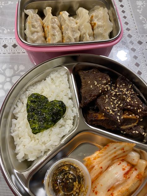 Lunch Ideas Korean Food, Korean Food And Snacks, Lunch Korean Aesthetic, Korean Healthy Lunch Aesthetic, Korean Dumplings Aesthetic, Healthy Lunch Ideas Korean, Korean Food Ideas Easy, Lunch Box Ideas Korean, Aesthetic Korean Foods