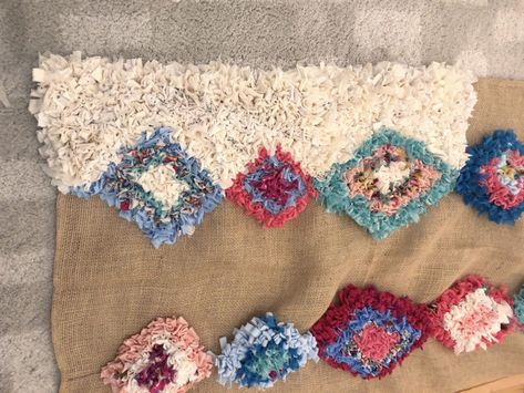 Diy Shag Rug, Rag Rugs How To Make A, Scrap Crafts, Weaving Rugs, Rag Rug Diy, Homemade Rugs, Punch Needling, Handmade Rag Rug, Rag Rug Tutorial